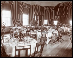 Vista interior de una sala de banquetes preparada para una cena en honor a la visita del Príncipe Luis de Battenberg a Governor